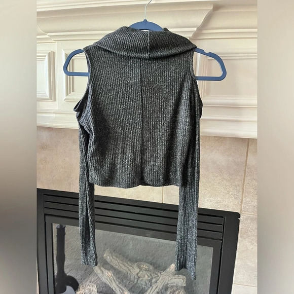 Hollister Sweater Women's Grey Knit Turtleneck Cold Shoulder Crop Top Small - Picture 2 of 9